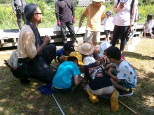 生き物を観察するこどもたち