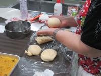 パン生地をこねている