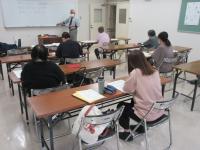 講師がホワイトボードを使って説明をしている