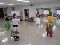 講師の後ろで受講生が踊っている