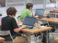 受講生がパソコンのキーボードをたたいている