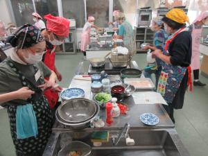 調理台で調子をしている