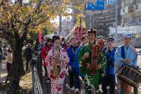 子どもみこしとかわち家さんが日見公園を練り歩く様子