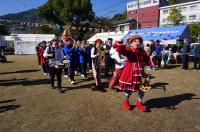 子どもみこしとハッピーマーチングさんが日見公園を練り歩く様子