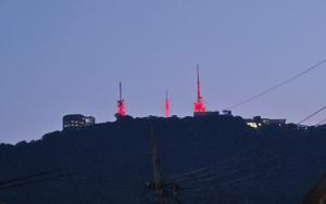 レッドライトアップした稲佐山山頂電波塔