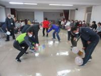 団扇を使って風船をやり取りしている