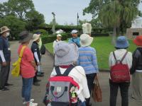 平和公園で講師が説明している