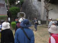 爆心地公園付近で講師が説明している