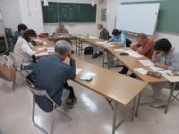 受講者全員で句を考えている