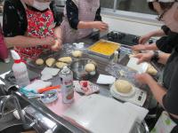 パン生地をこねている