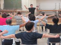 両手を広げて横に伸ばす