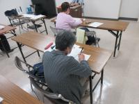 受講生が机上で書いている