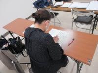 受講生が書く練習している