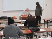 講師が添削している