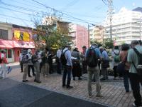 湊公園付近で講師が説明