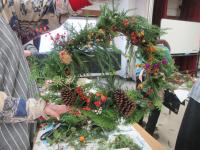 緑の葉や赤い実で飾り付けたリースの完成