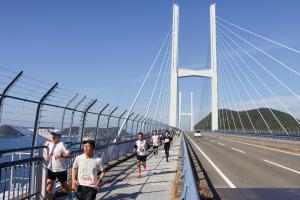 女神大橋を走るランナー
