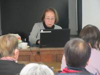 講師がパソコン操作を行っている