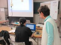 講師が受講生の入力の様子を見ている