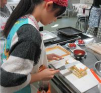 スポンジに生クリームをぬっている