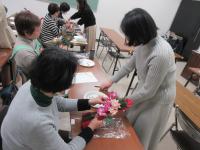 講師が飾りのまとめ方を指導している