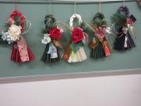 完成した作品をボードにつるしている