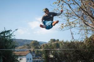 スラックラインでパフォーマンスをする松本さん