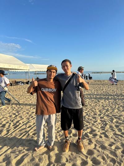 ライバルと肩を組む松本さん