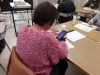 受講生がスマホを眺めている