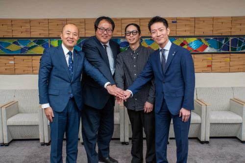 市長、副市長と手を重ねる協力隊の2人