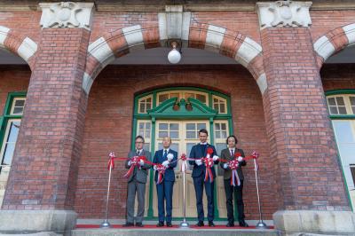 テープカットの様子