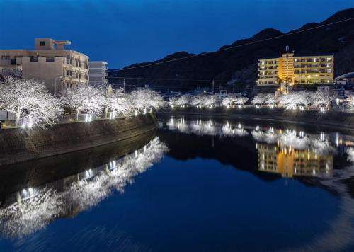 トワイライト(桜と八郎川)