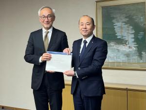 会長から市長へ報告書を提出