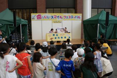 「歯っぴいスマイルフェスティバル」紙芝居の様子