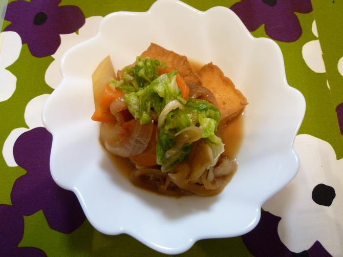 冷凍レタス、人参、玉ねぎを使った煮物の料理の写真