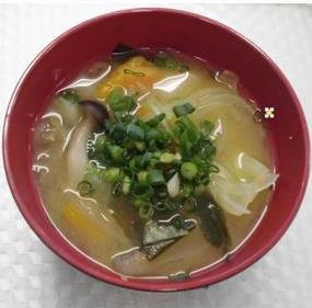具だくさんみそ汁の料理の写真