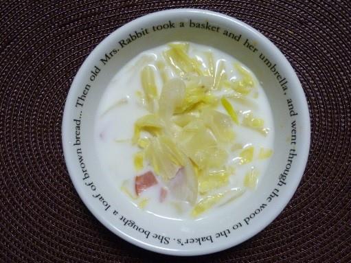 キャベツとハムのスープの料理の写真