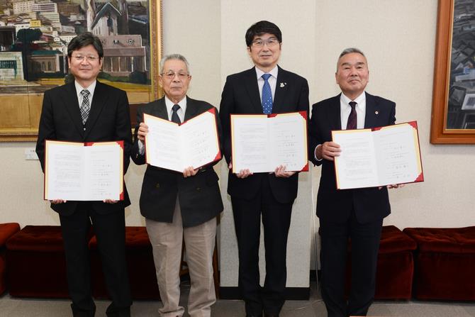 左から、鬼木本部長（不動産協会）、達会長（保環連）、田上市長、松本支部長（宅建協会）の画像