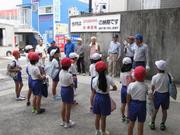 老人クラブと式見小学校で花の苗を植えました。（令和元年6月17日）の画像1
