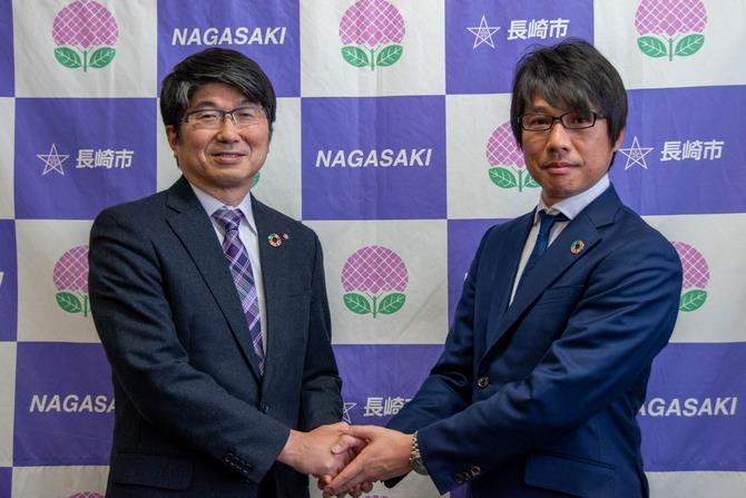 握手する田上市長と塩塚社長