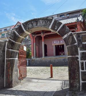 唐人屋敷時代のものと言われているのアーチ型の石門の画像