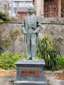 中庭の孫文銅像の画像