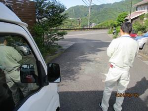 点検で道路の穴ほげを確認の画像1