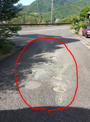 点検で道路の穴ほげを確認の画像2