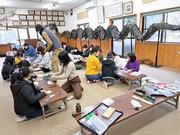 松原町に伝わる龍踊の龍の修復のため、みんなでうろこづくりの画像1