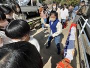 松原町に伝わる龍踊の龍の修復のため、みんなでうろこづくりの画像4