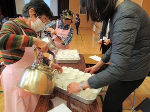 減塩だし試飲の様子の画像