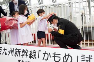 運転士へ花束贈呈の画像