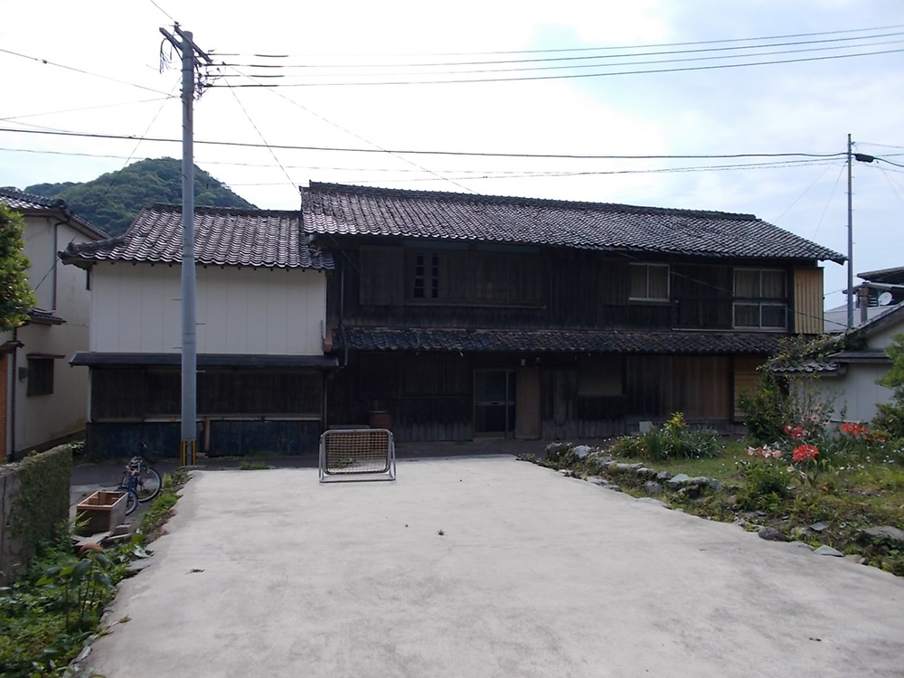 【売家】野母崎樺島町にある倉庫付きの2階建の画像1