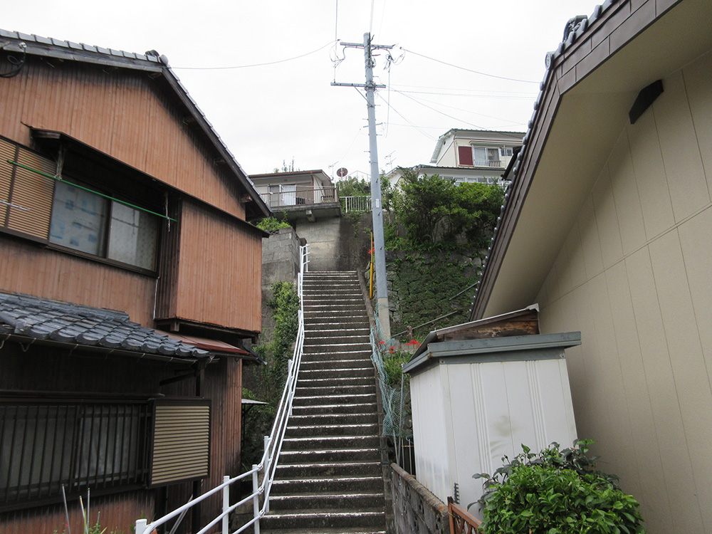 【売買】バス停に近い斜面地の宅地の画像1